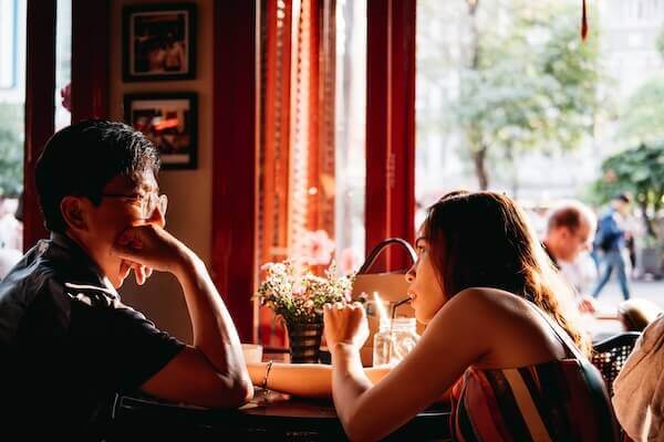 couple dans un café