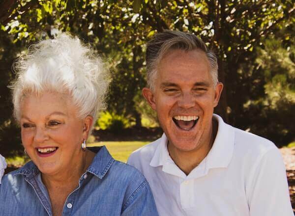 femme et homme retraités souriant 